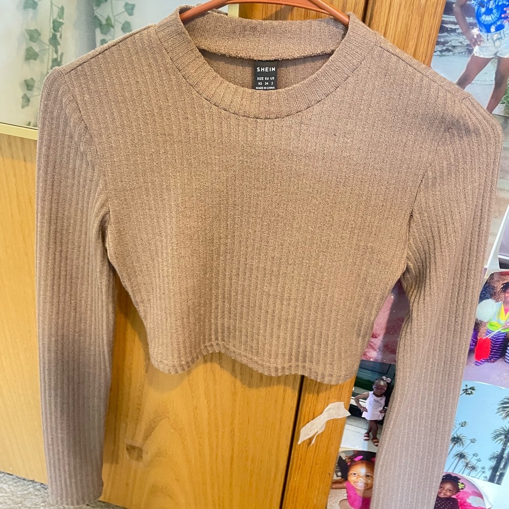 Beige long sleeve crop top
